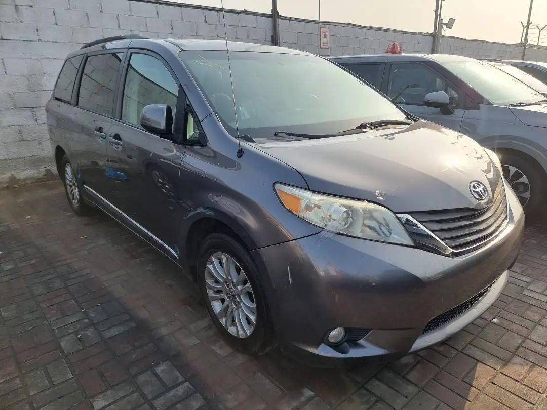TOYOTA SIENNA