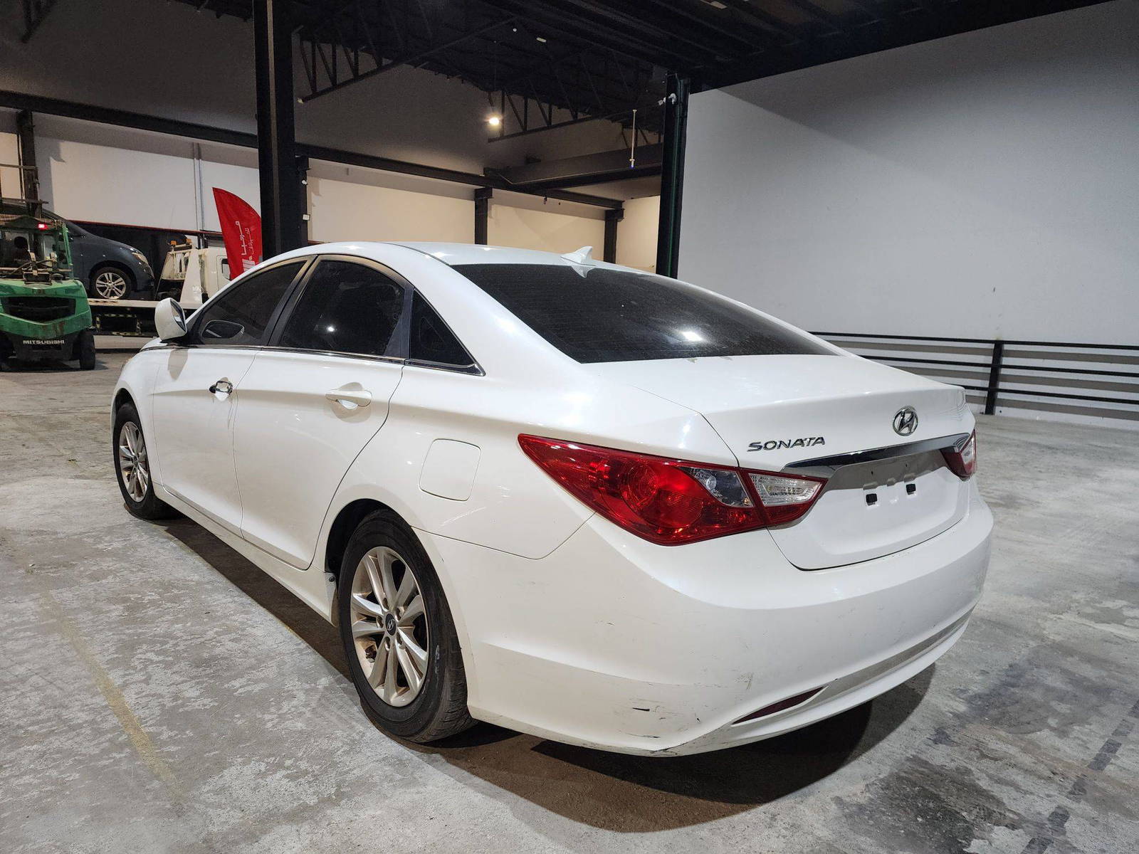 2013 HYUNDAI SONATA — 186900 Miles — Lot 48136 — Al Quoz - Marhaba Auctions Used Cars - Image 4