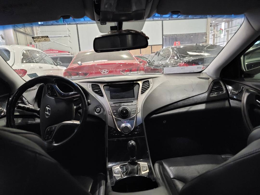 2012 HYUNDAI GRANDEUR — 187176 KM — Lot 104717 — Souq - Marhaba Auctions Used Cars - Image 7