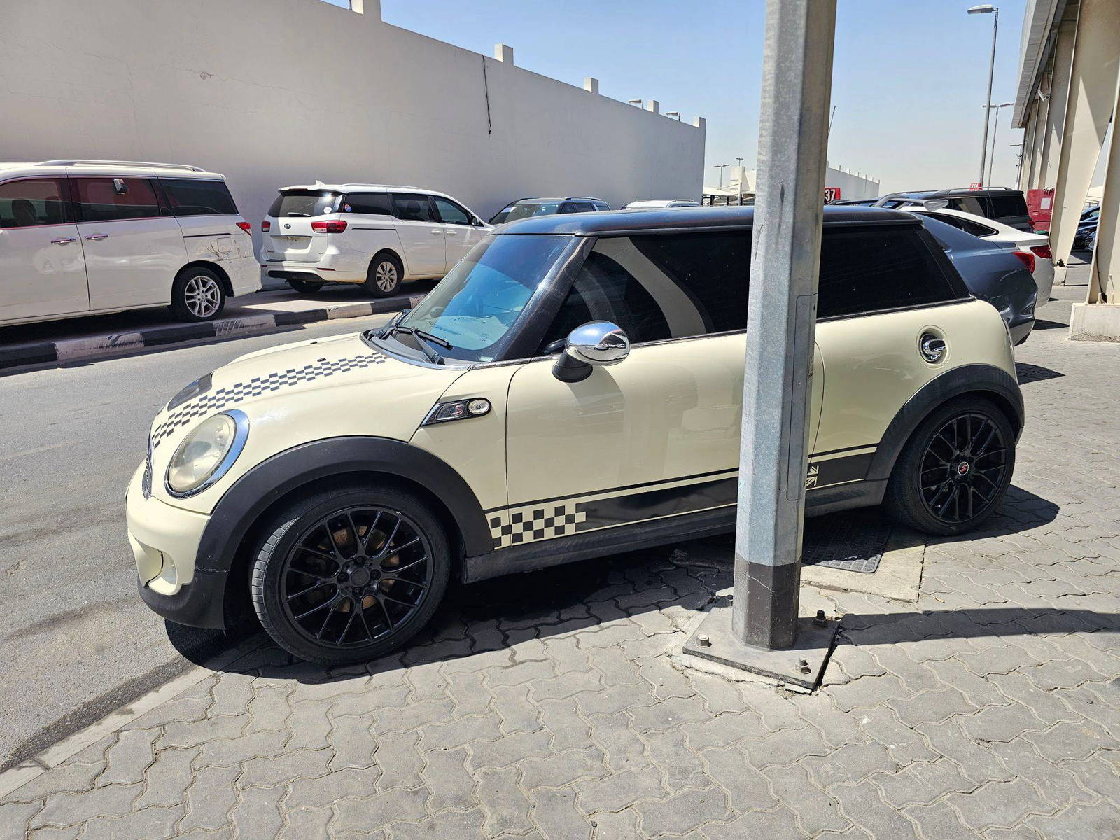 2010 MINI COOPER S — 203464 KM — Lot 8ATU94550 — Souq - Marhaba Auctions Used Cars - Image 4