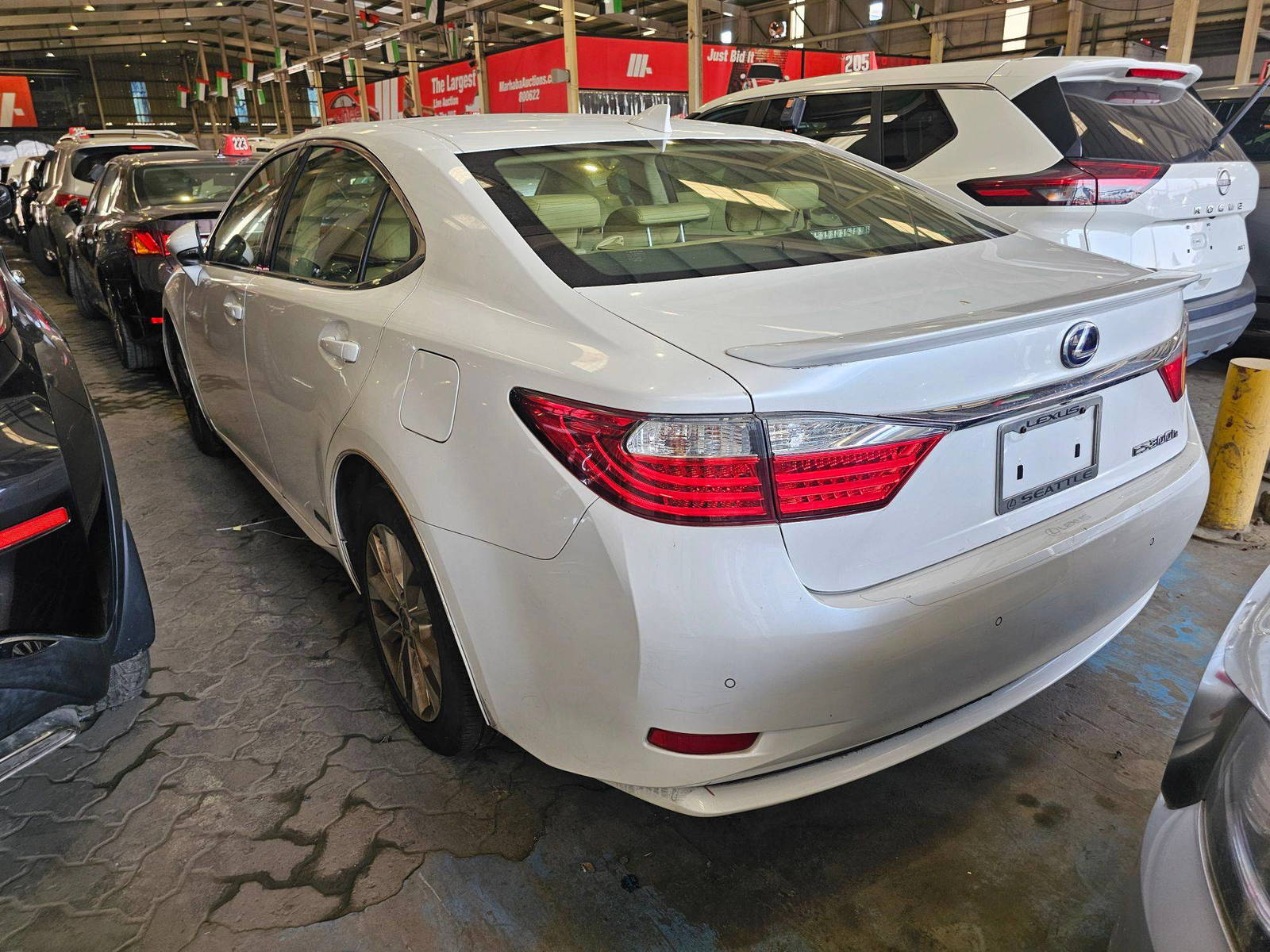 2015 LEXUS ES 300H — 206250 Miles — Lot 81677915 — Souq - Marhaba Auctions Used Cars - Image 6