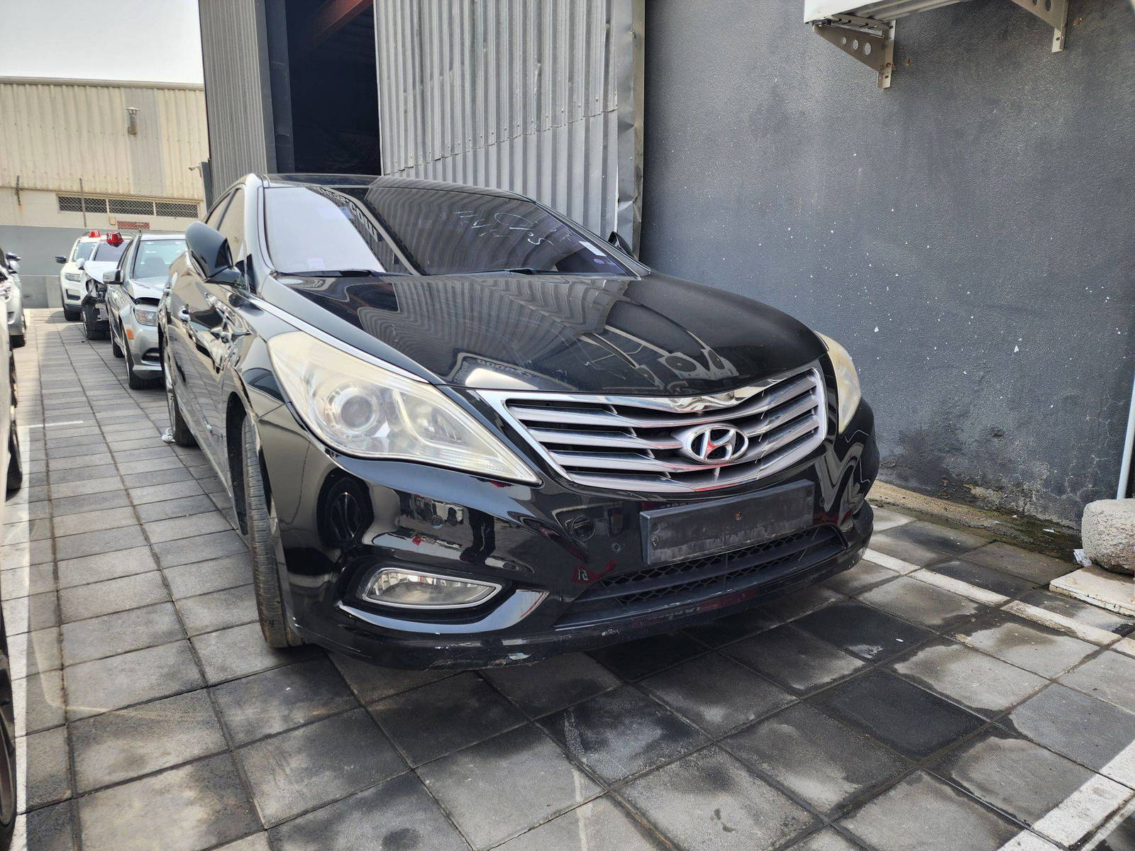 2011 HYUNDAI GRANDEUR — 198261 KM — Lot 012314 — Al Quoz - Marhaba Auctions Used Cars - Image 4