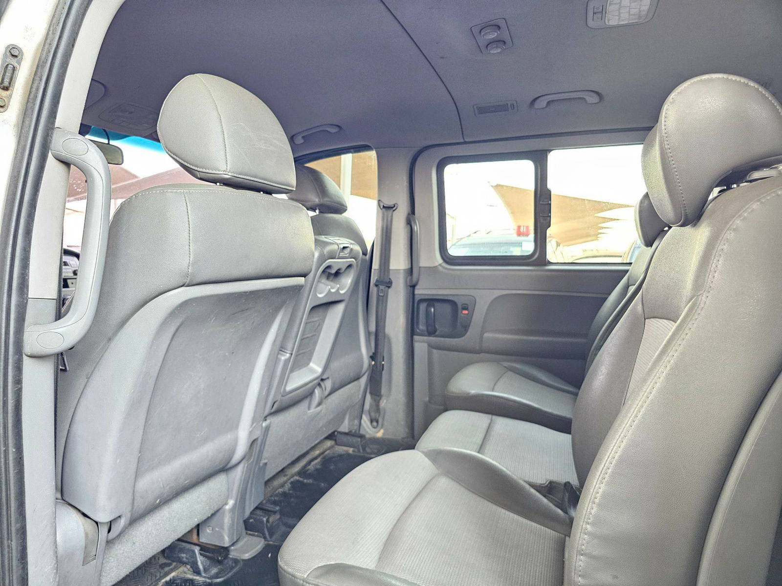 2011 HYUNDAI GRAND STAREX — 284918 KM — Lot 305221 — Souq - Marhaba Auctions Used Cars - Image 6