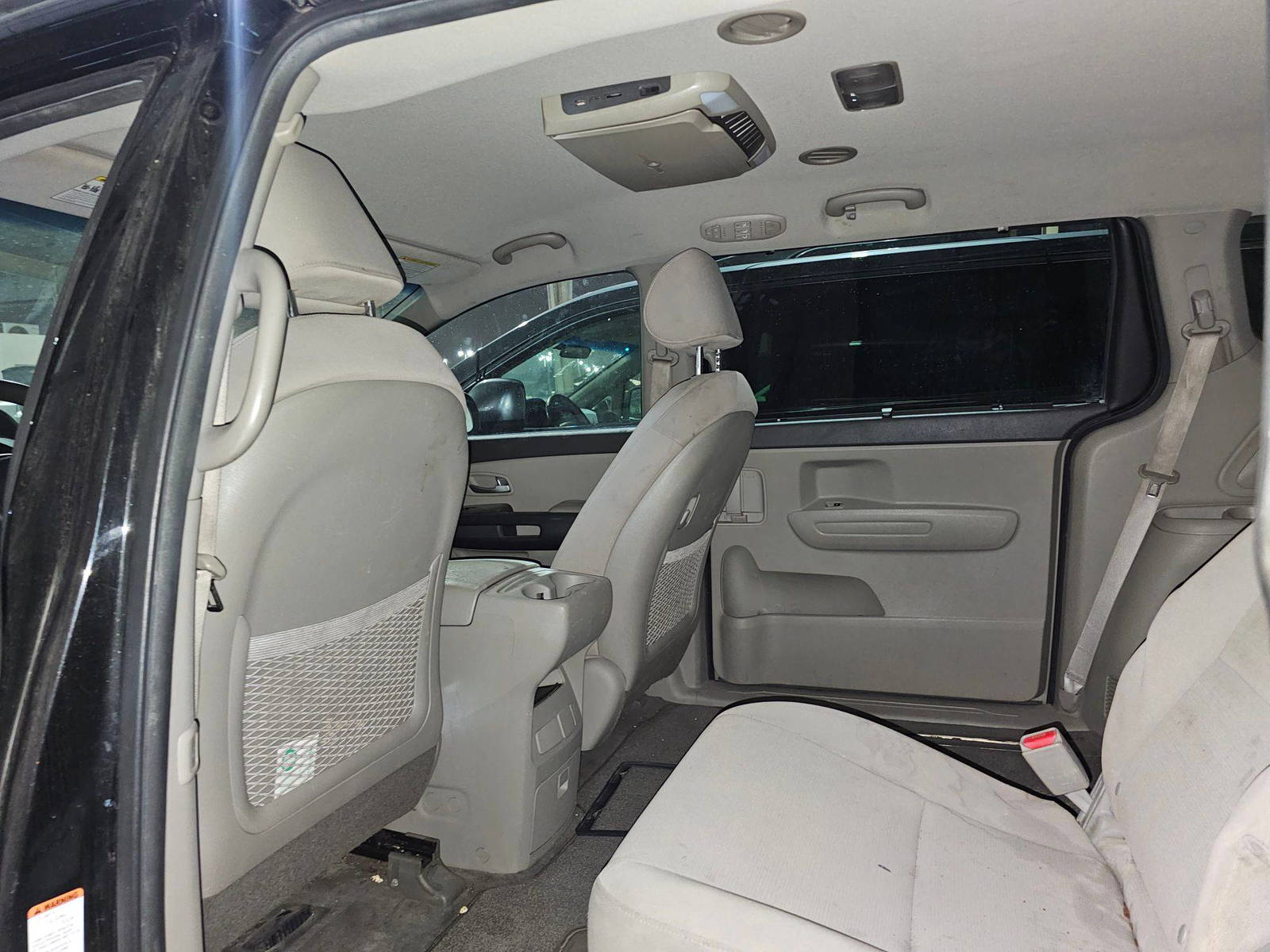 2015 KIA SEDONA — 153872 Miles — Lot 8F6059039 — Souq - Marhaba Auctions Used Cars - Image 6