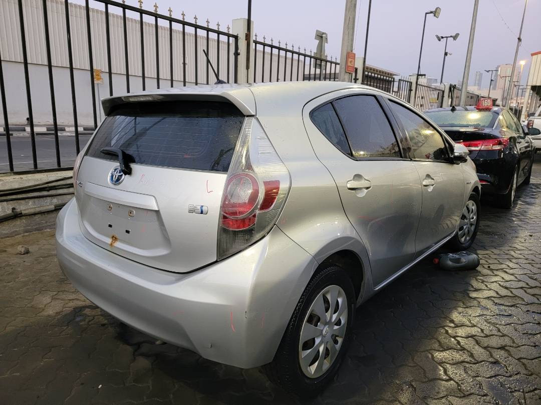 2013 TOYOTA PRIUS C — 321669 KM — Lot 12382421 — Main - Marhaba Auctions Used Cars - Image 4