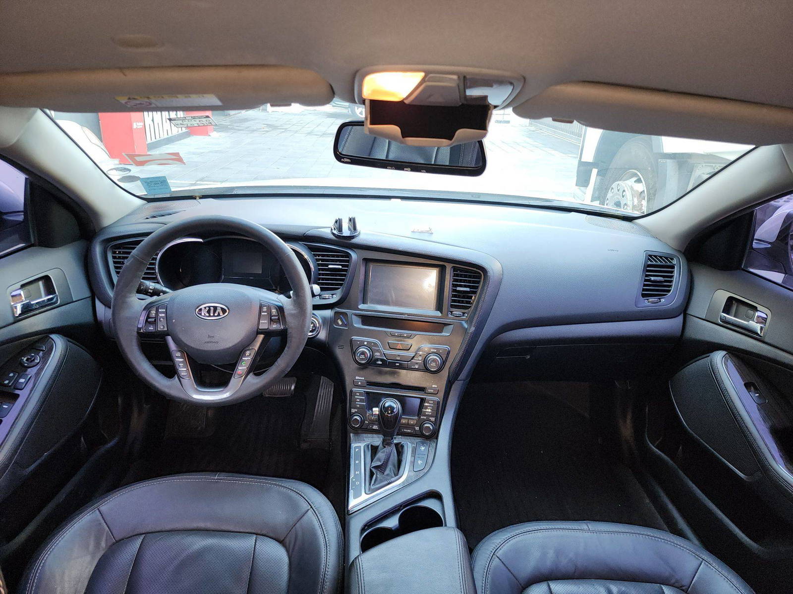 2011 KIA K5 — 203319 KM — Lot 009293 — Al Quoz - Marhaba Auctions Used Cars - Image 8
