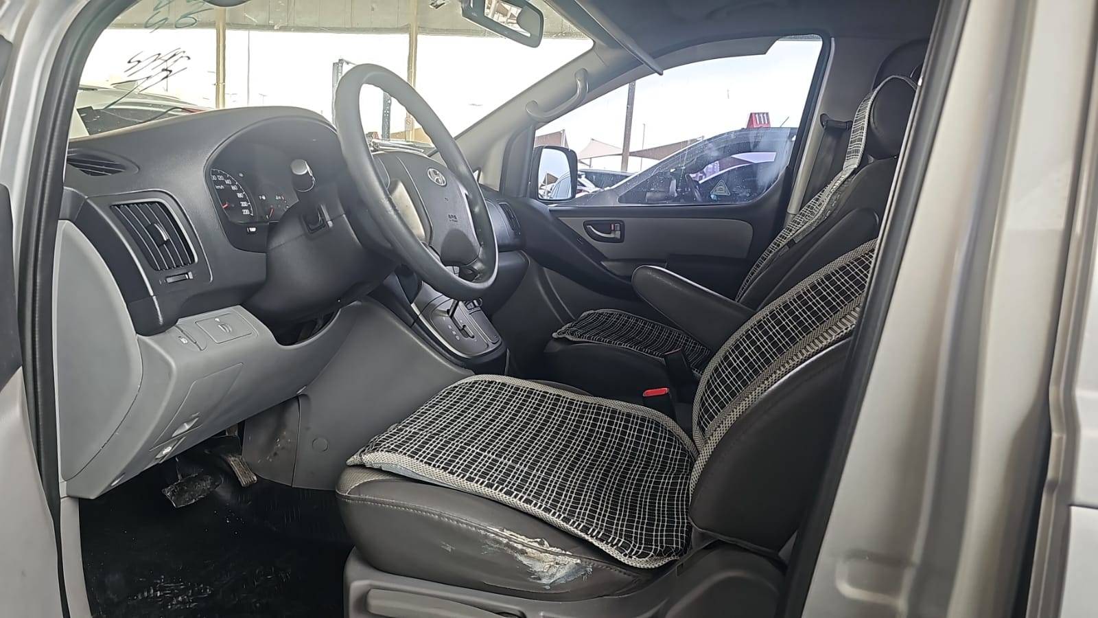 2010 HYUNDAI GRAND STAREX — 295715 KM — Lot 200520 — Souq - Marhaba Auctions Used Cars - Image 3