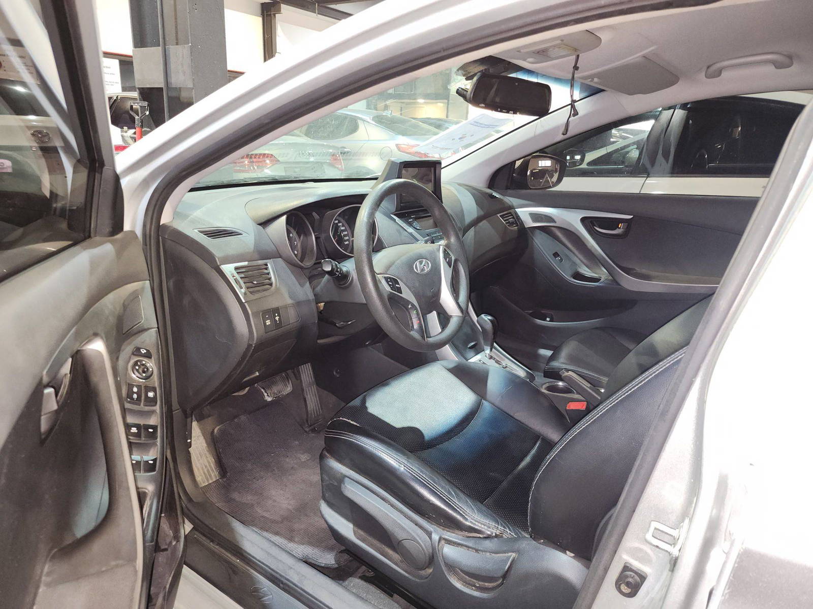 2011 HYUNDAI AVANTE — 182622 KM — Lot 078632 — Al Quoz - Marhaba Auctions Used Cars - Image 9