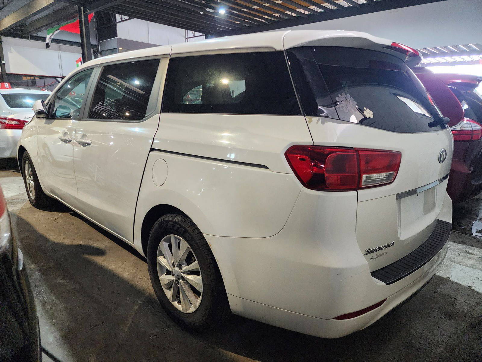 2017 KIA SEDONA — 174840 Miles — Lot 42137096 — Al Quoz - Marhaba Auctions Used Cars - Image 5