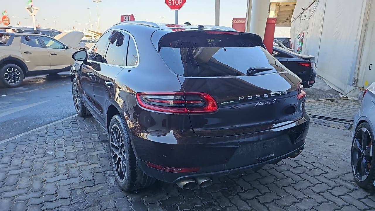 PORSCHE MACAN