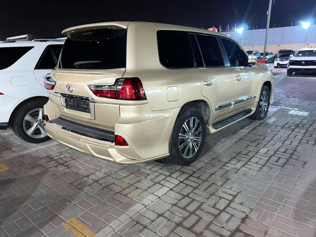 2009 LEXUS LX 570 — 183412 KM — Lot W894028311 - Marhaba Auctions Used Cars - Image 2