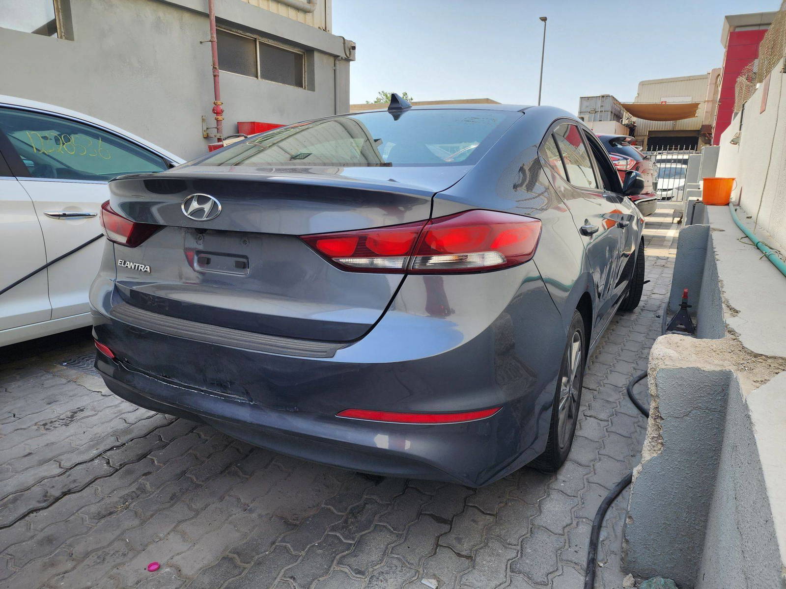 2017 HYUNDAI ELANTRA — 234068 KM — Lot 40012449 — Al Quoz - Marhaba Auctions Used Cars - Image 6