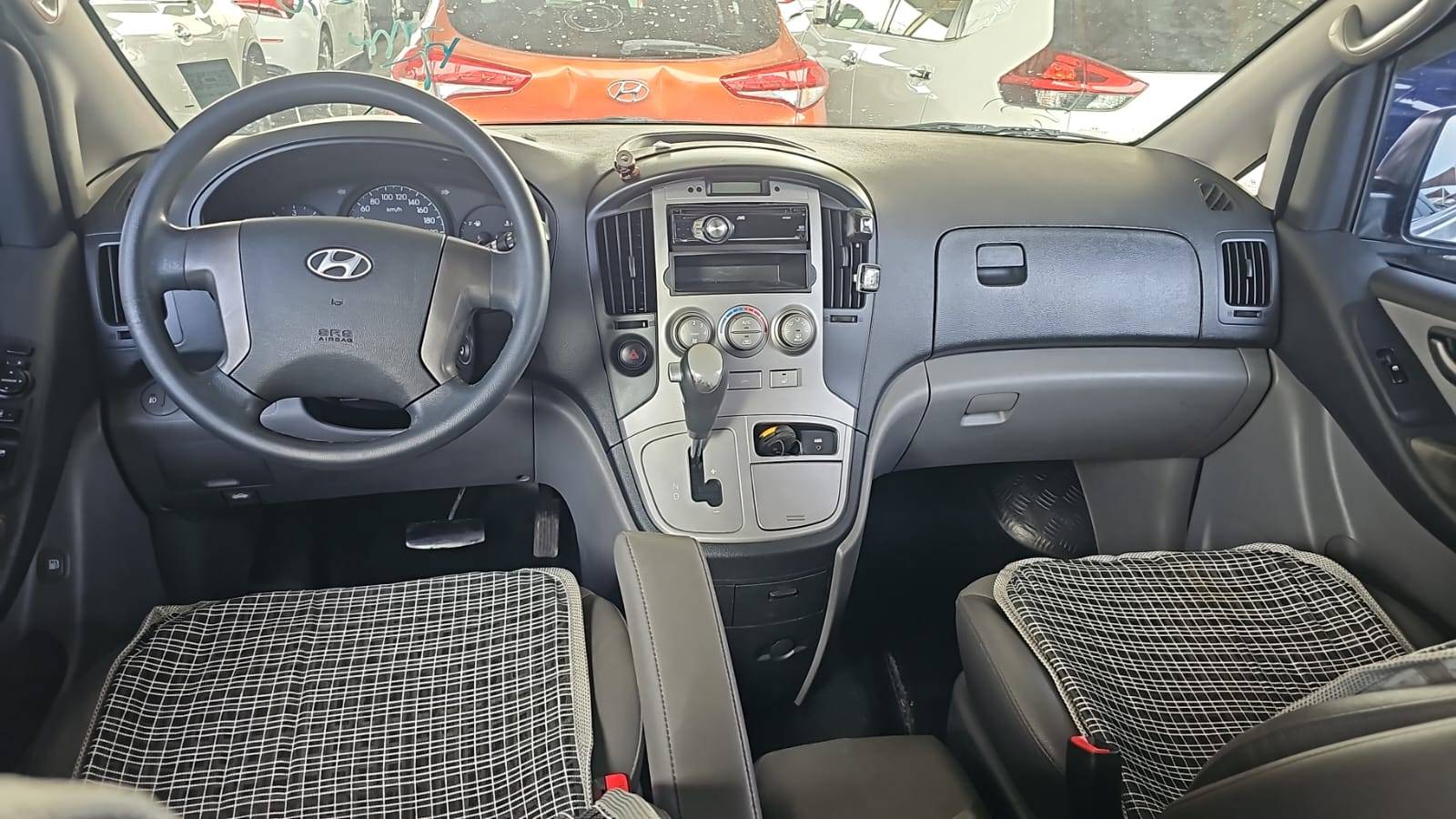 2010 HYUNDAI GRAND STAREX — 295715 KM — Lot 200520 — Souq - Marhaba Auctions Used Cars - Image 6