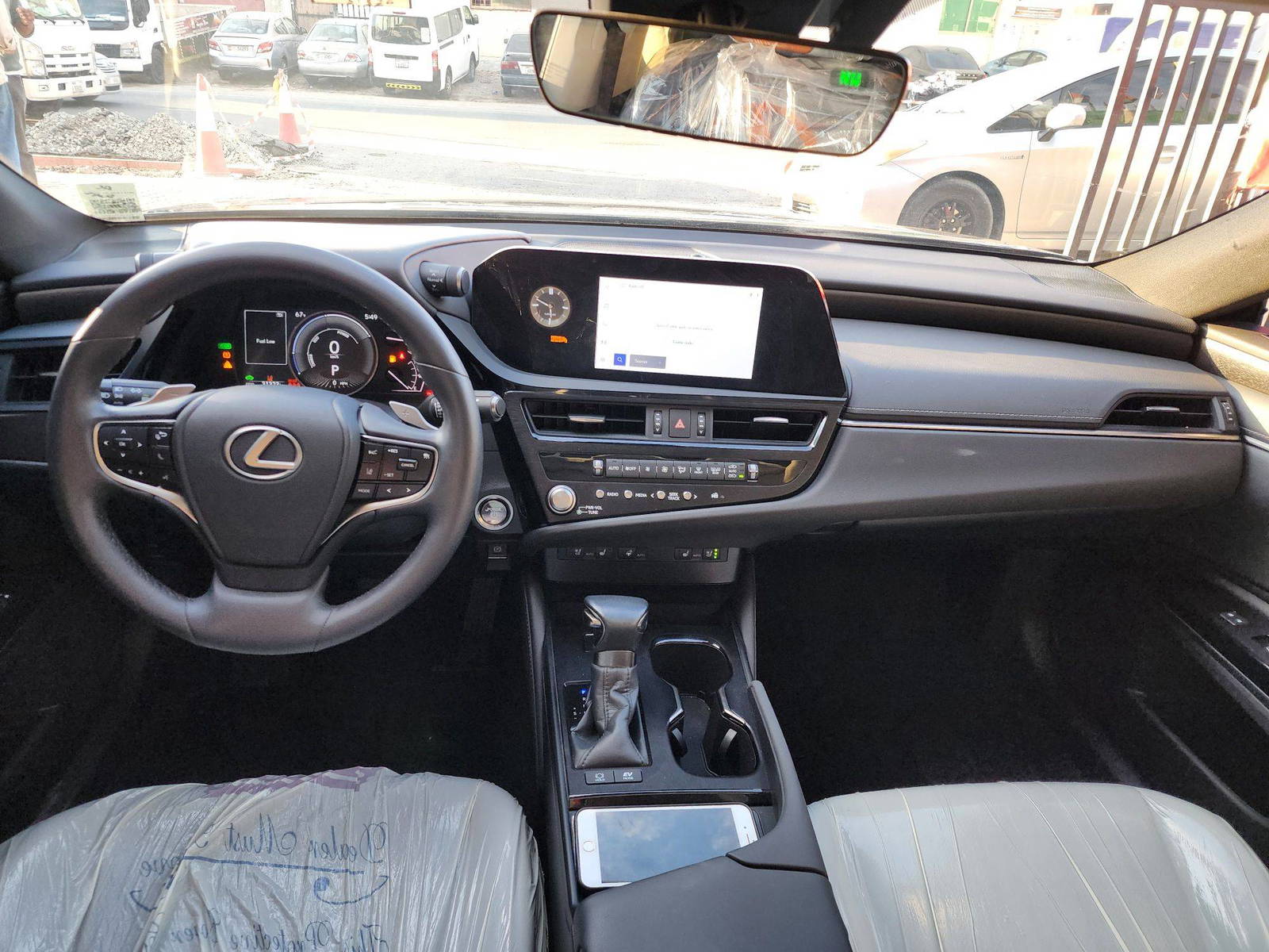 2023 LEXUS ES 300H — 31323 KM — Lot 37321332 — Souq - Marhaba Auctions Used Cars - Image 11