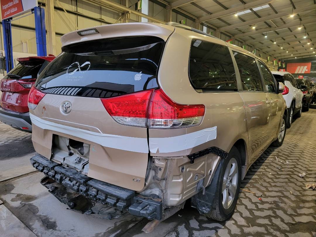 2011 TOYOTA SIENNA — 146797 Miles — Lot 145111 — Souq - Marhaba Auctions Used Cars - Image 4