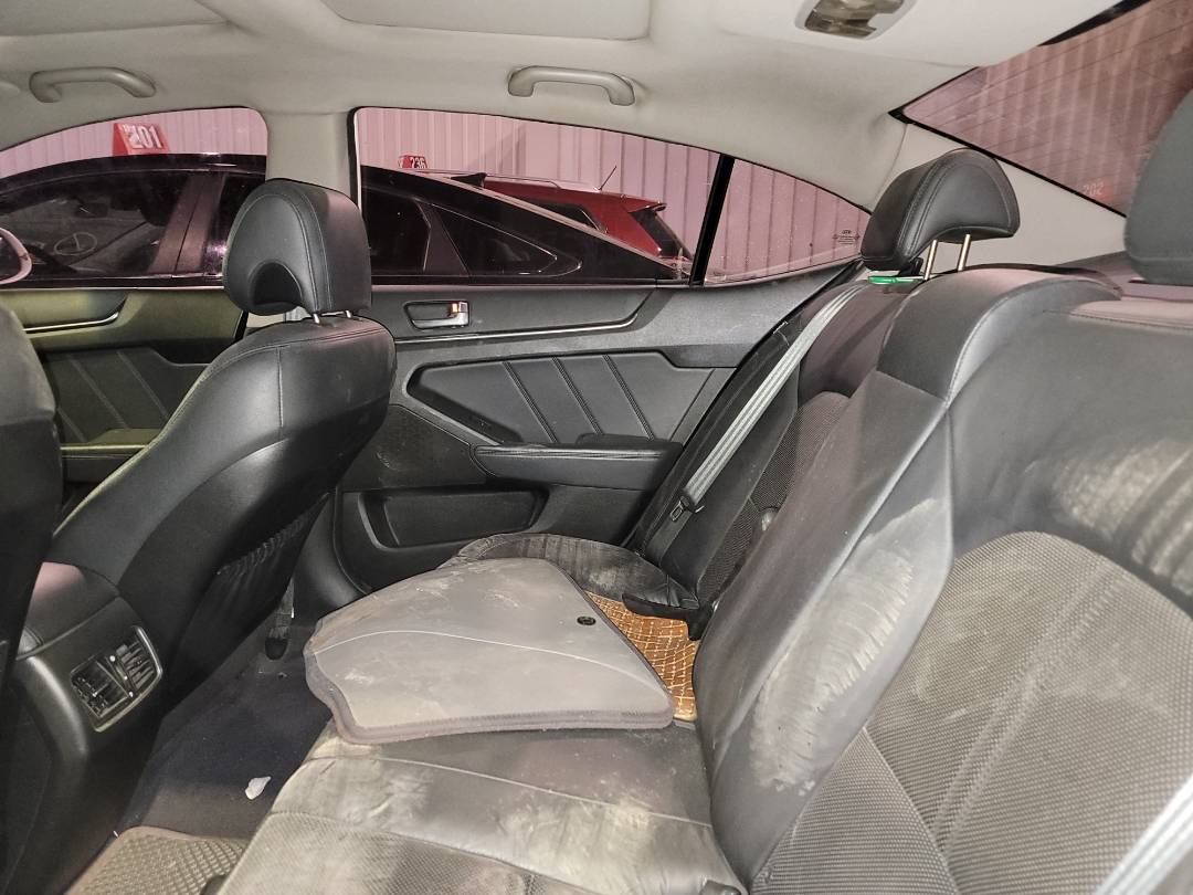 2012 KIA K7 — 320016 KM — Lot 69369 — Main - Marhaba Auctions Used Cars - Image 8