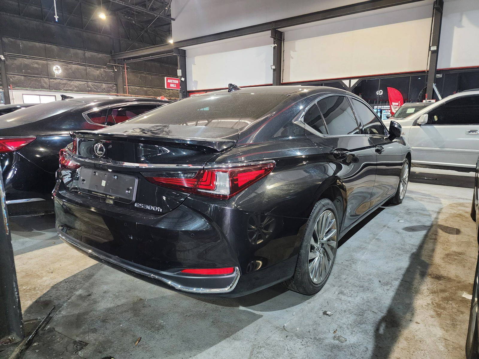 2023 LEXUS ES 300H — 28539 KM — Lot 012750 — Al Quoz - Marhaba Auctions Used Cars - Image 5