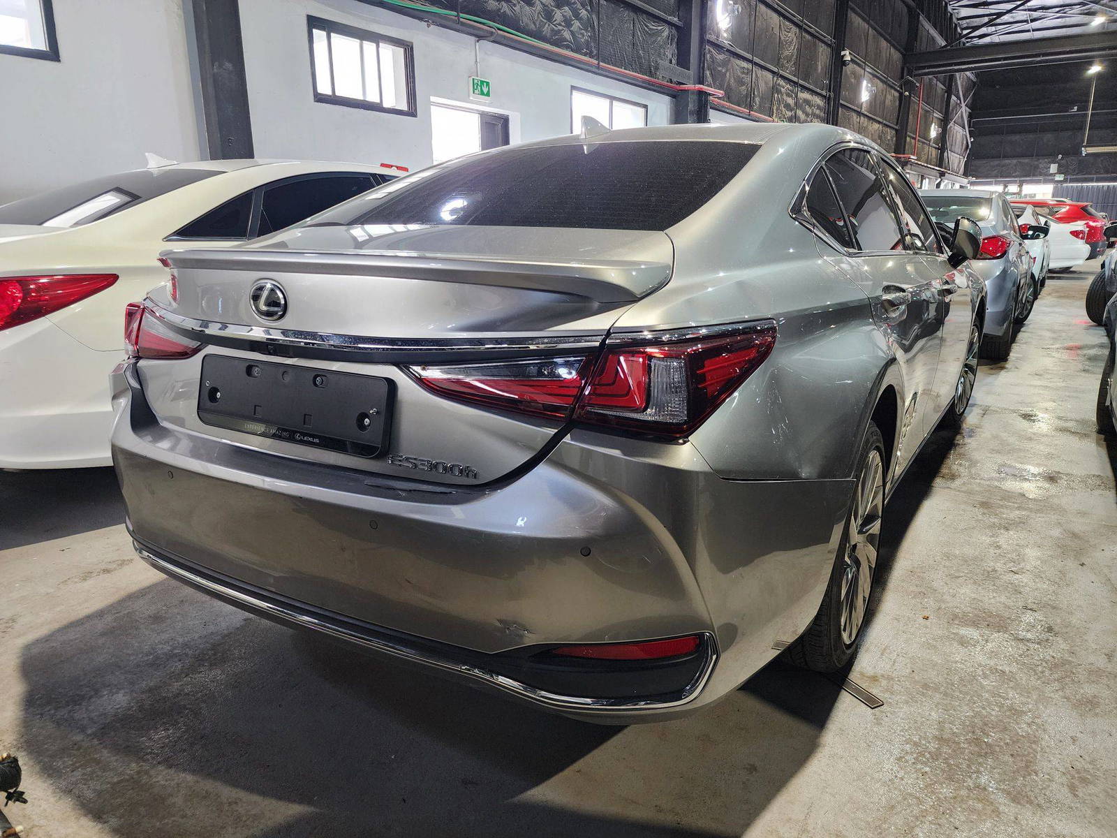 2023 LEXUS ES 300 — 39108 KM — Lot 2014723 — Main - Marhaba Auctions Used Cars - Image 4