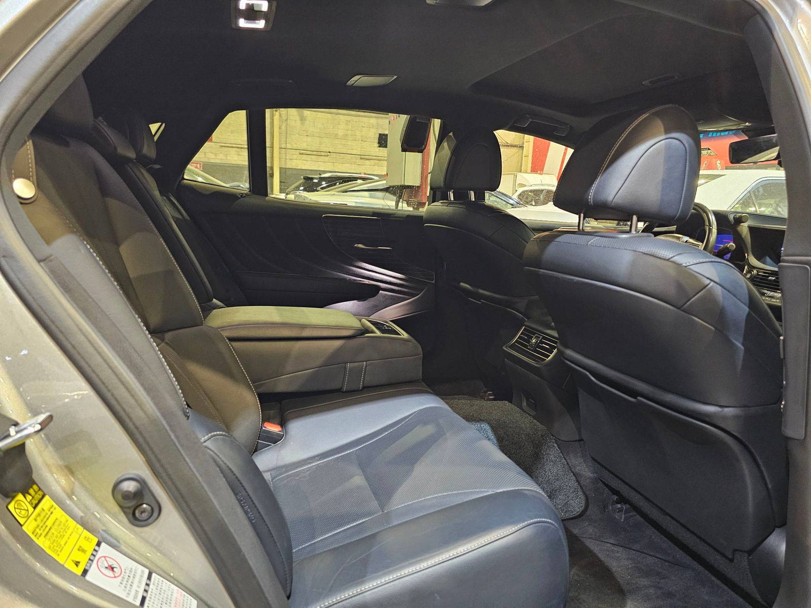 2018 LEXUS LS — 24436 KM — Lot FF805001851 — Souq - Marhaba Auctions Used Cars - Image 7