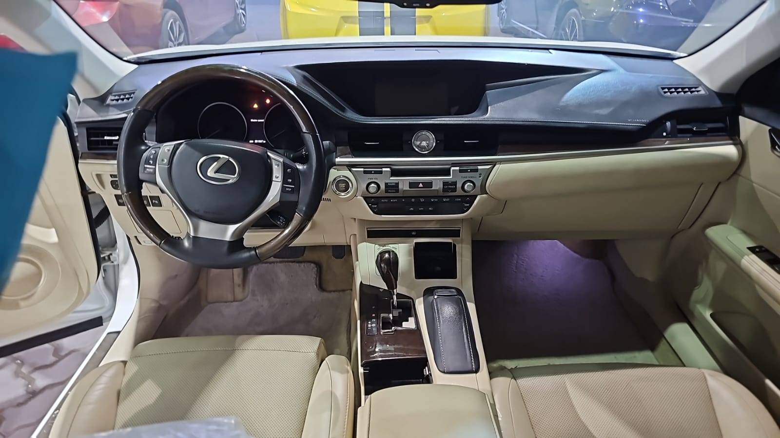 2015 LEXUS ES 350 — 251567 KM — Lot 2171244 — Souq - Marhaba Auctions Used Cars - Image 8
