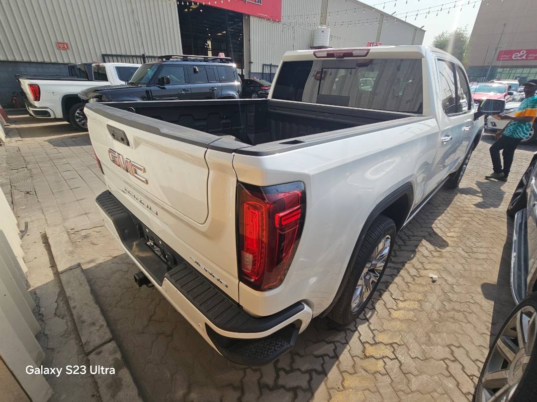 2023 GMC SIERRA — 28718 Miles — Lot Z127599 — Main - Marhaba Auctions Used Cars - Image 4