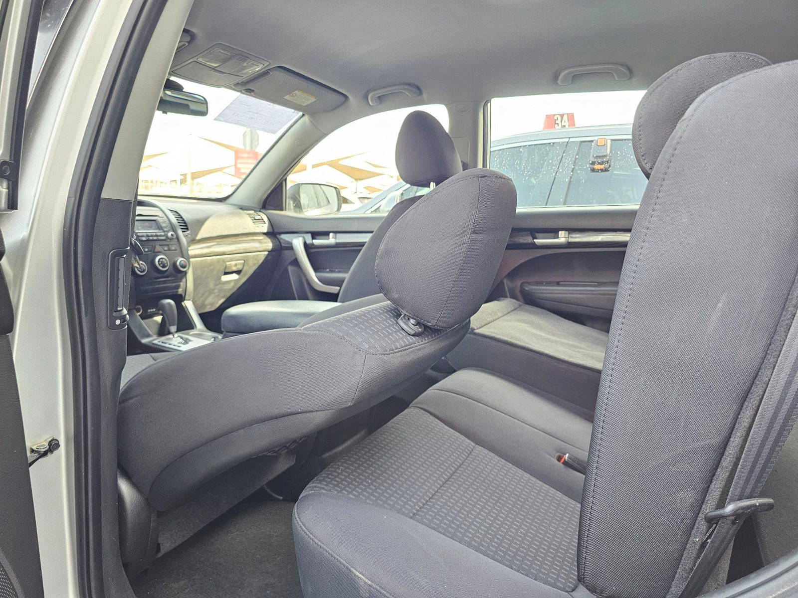 2012 KIA SORENTO — 290960 KM — Lot 5294084 — Souq - Marhaba Auctions Used Cars - Image 6