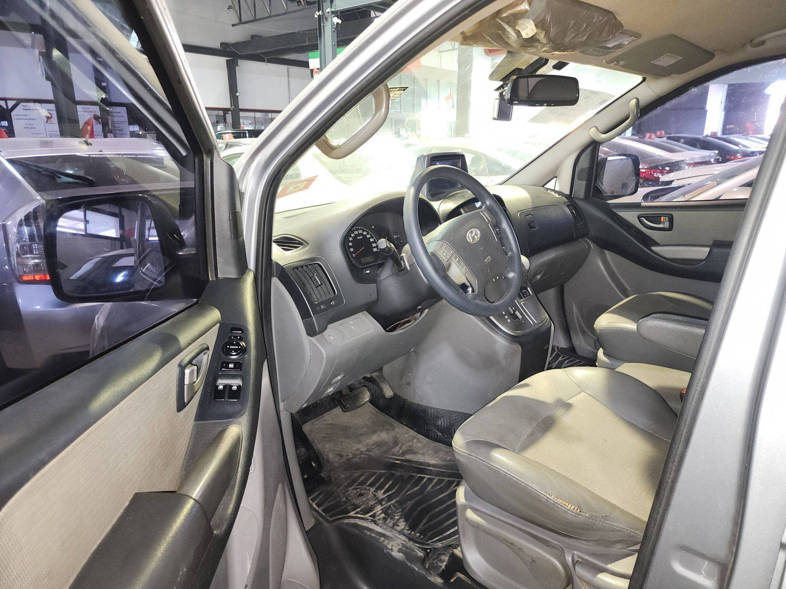 2012 HYUNDAI GRAND STAREX — 288340 KM — Lot 413826 — Al Quoz - Marhaba Auctions Used Cars - Image 9