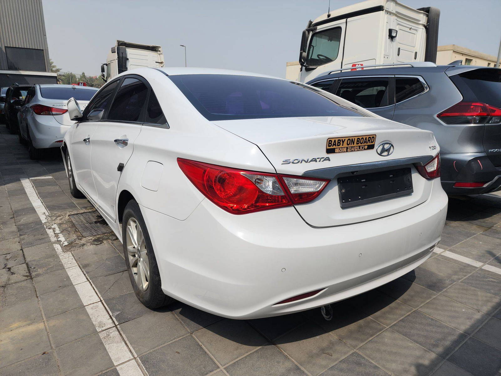 2012 HYUNDAI SONATA — 139715 KM — Lot 350764 — Al Quoz - Marhaba Auctions Used Cars - Image 3