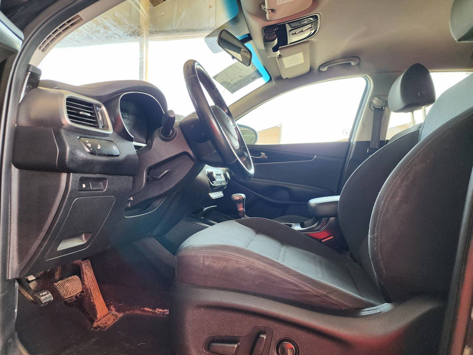 2020 KIA SORENTO — 138002 KM — Lot 49783564 — Souq - Marhaba Auctions Used Cars - Image 8