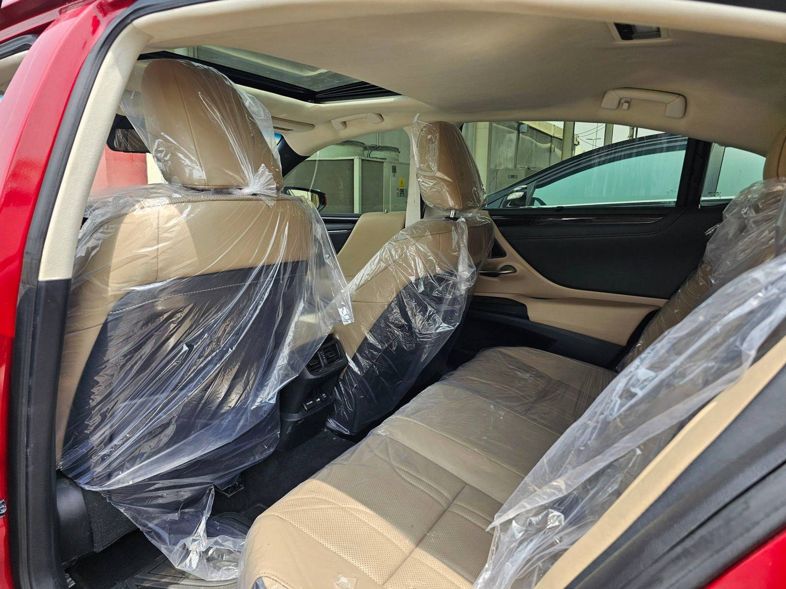 2020 LEXUS ES 300H — 23950 KM — Lot 1LU008741 — Souq - Marhaba Auctions Used Cars - Image 6