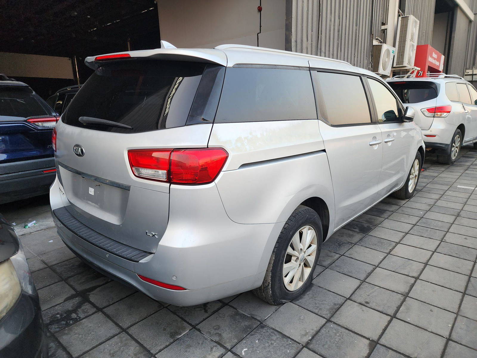 2015 KIA SEDONA — 90915 Miles — Lot 6038417 — Al Quoz - Marhaba Auctions Used Cars - Image 6