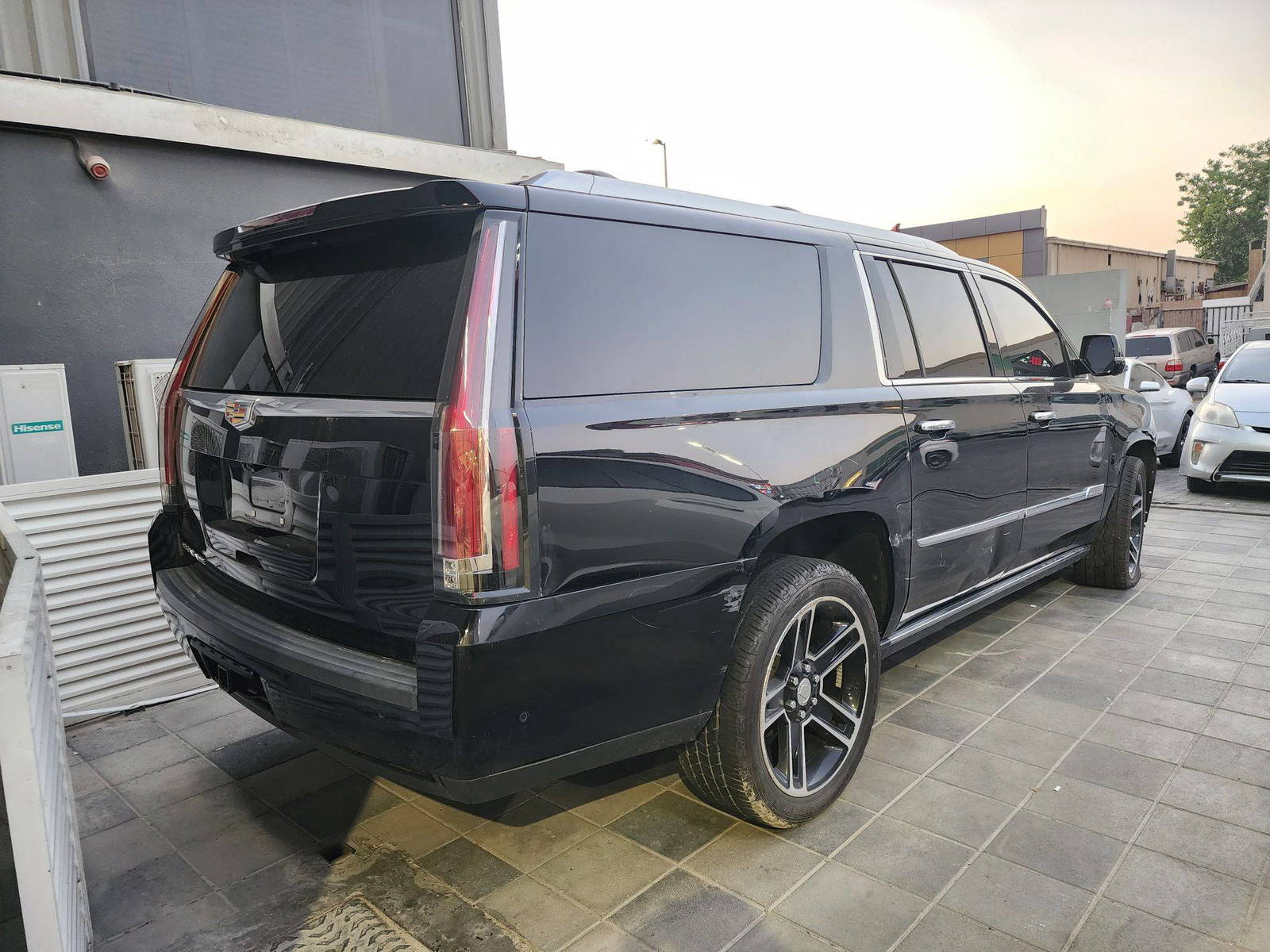 CADILLAC ESCALADE ESV PREMIUM LUXURY 2017 - Marhaba Auction Used Cars - Image 5