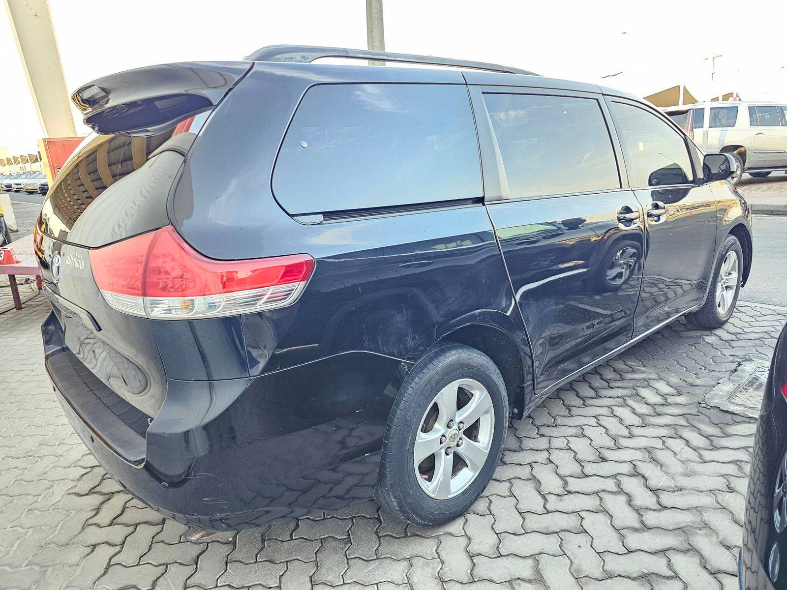 2011 TOYOTA SIENNA — 282438 Miles — Lot S055686 — Souq - Marhaba Auctions Used Cars - Image 4