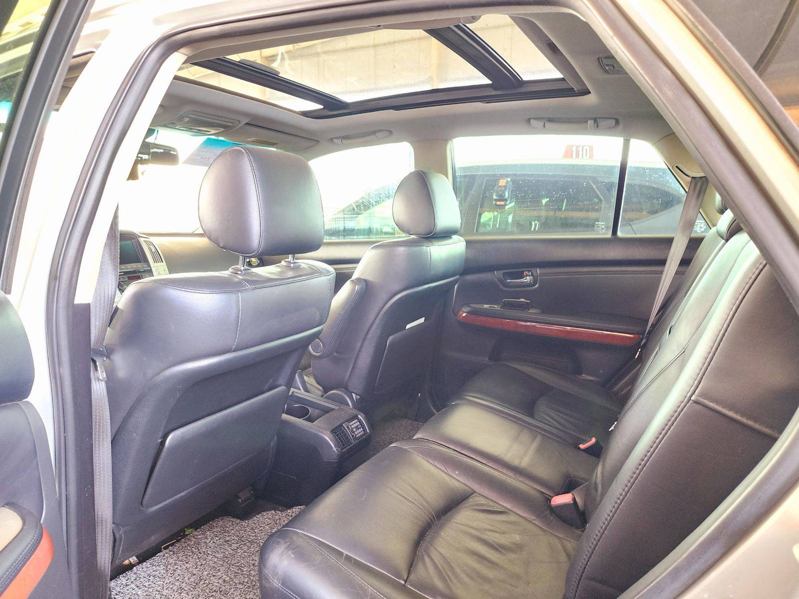 2008 LEXUS RX 350 — 260891 KM — Lot 046628 — Souq - Marhaba Auctions Used Cars - Image 6