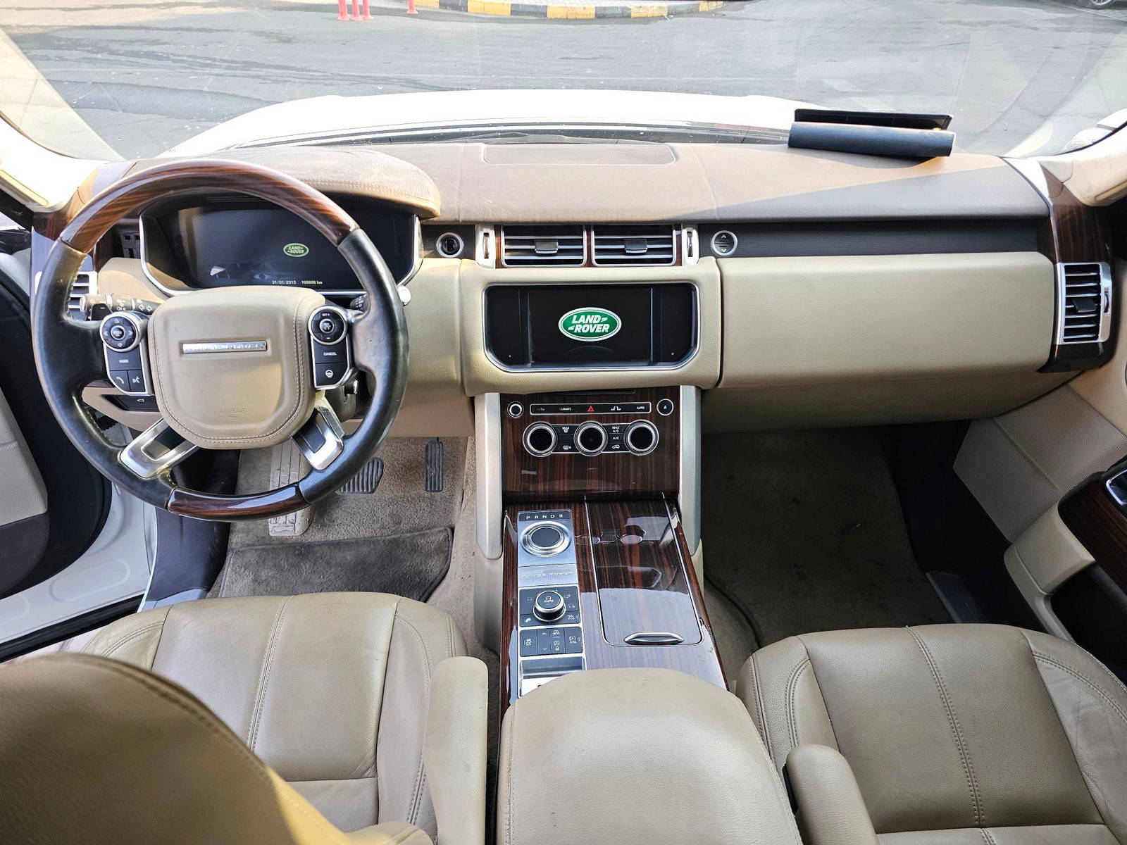 2015 LAND ROVER RANGE ROVER VOGUE — 169686 KM — Lot 1FA204470 — Souq - Marhaba Auctions Used Cars - Image 8