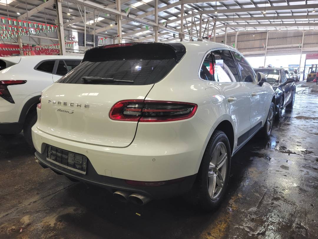 2015 PORSCHE MACAN — 137296 KM — Lot B53531 — Main - Marhaba Auctions Used Cars - Image 4