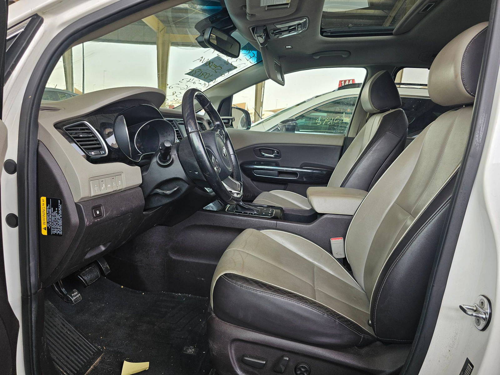 2016 KIA SEDONA — 242601 KM — Lot 12339571 — Souq - Marhaba Auctions Used Cars - Image 9