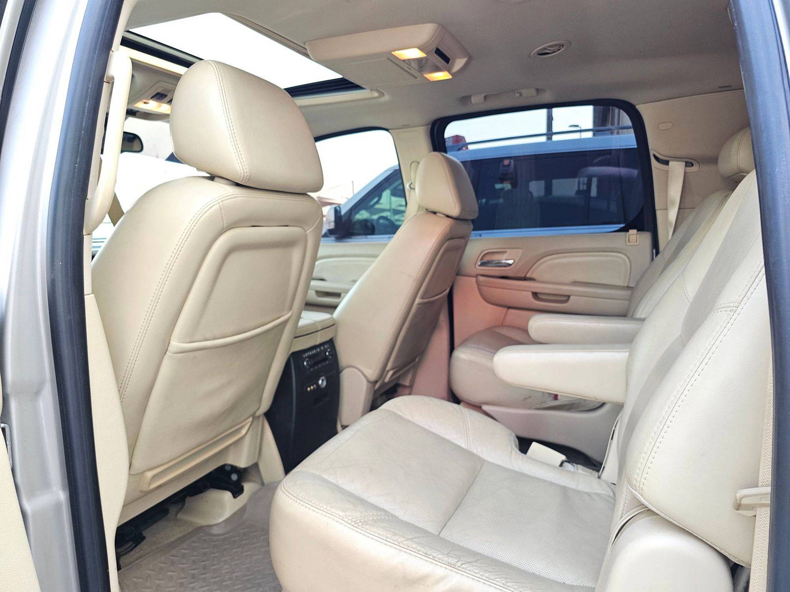 2007 CADILLAC ESCALADE — 155140 KM — Lot 7R307961 — Souq - Marhaba Auctions Used Cars - Image 6