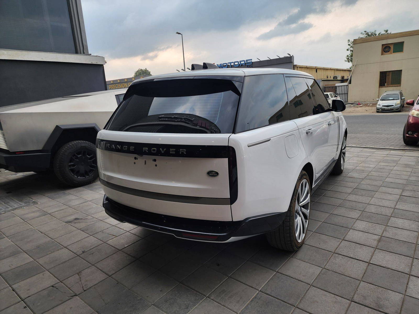 2022 LAND ROVER RANGE ROVER VOGUE — 61032 KM — Lot 77NA007039 — Al Quoz - Marhaba Auctions Used Cars - Image 5
