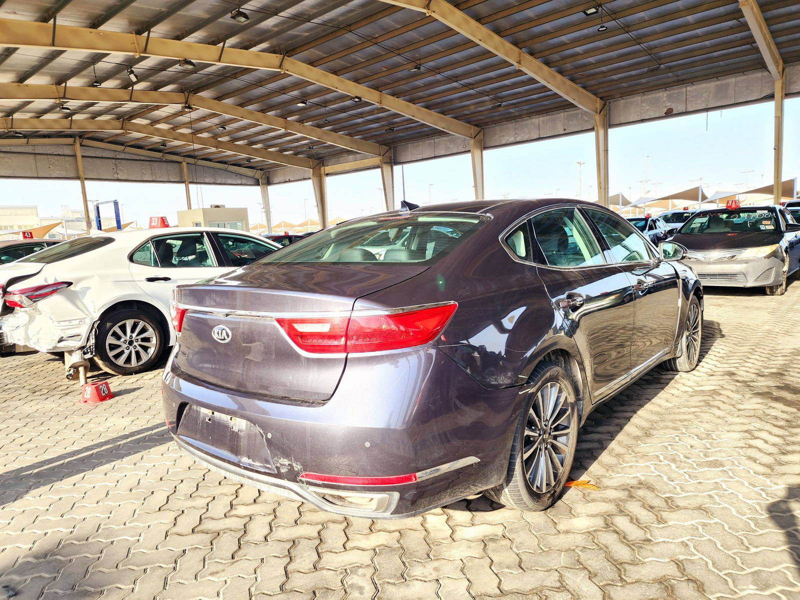 2017 KIA CADENZA — 186011 Miles — Lot H5055668 — Souq - Marhaba Auctions Used Cars - Image 3