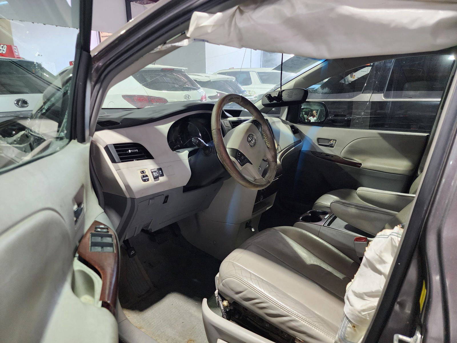 2011 TOYOTA SIENNA — 225496 Miles — Lot 118568 — Al Quoz - Marhaba Auctions Used Cars - Image 6