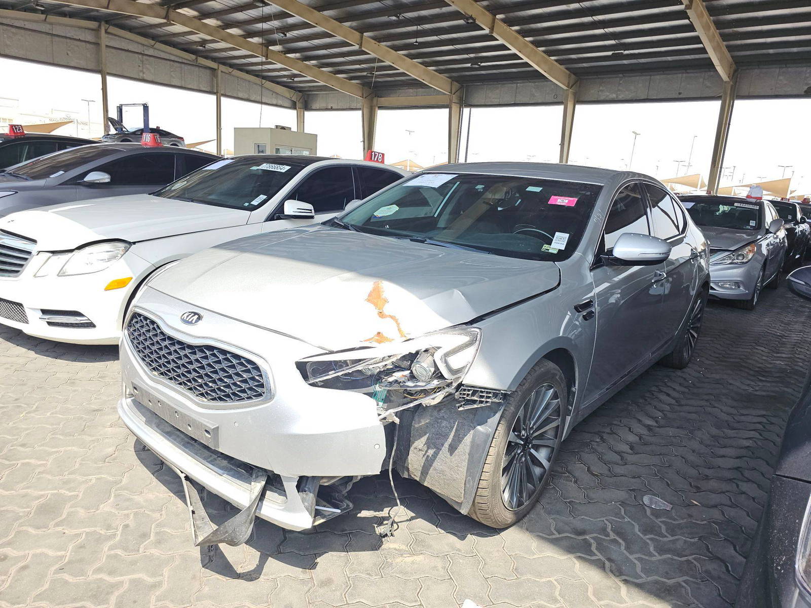 2013 KIA K7 — 194861 KM — Lot 106215 — Souq - Marhaba Auctions Used Cars - Image 5