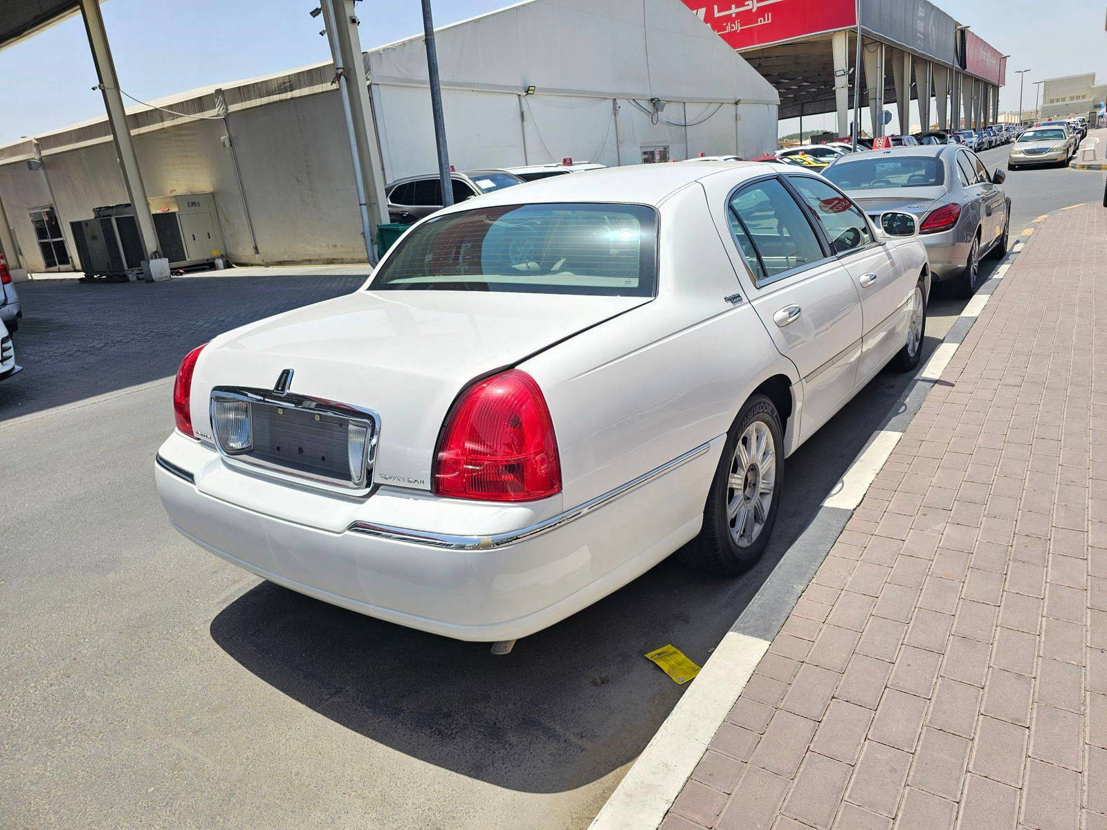2010 LINCOLN TOWN — 167295 Miles — Lot X613890 — Souq - Marhaba Auctions Used Cars - Image 4
