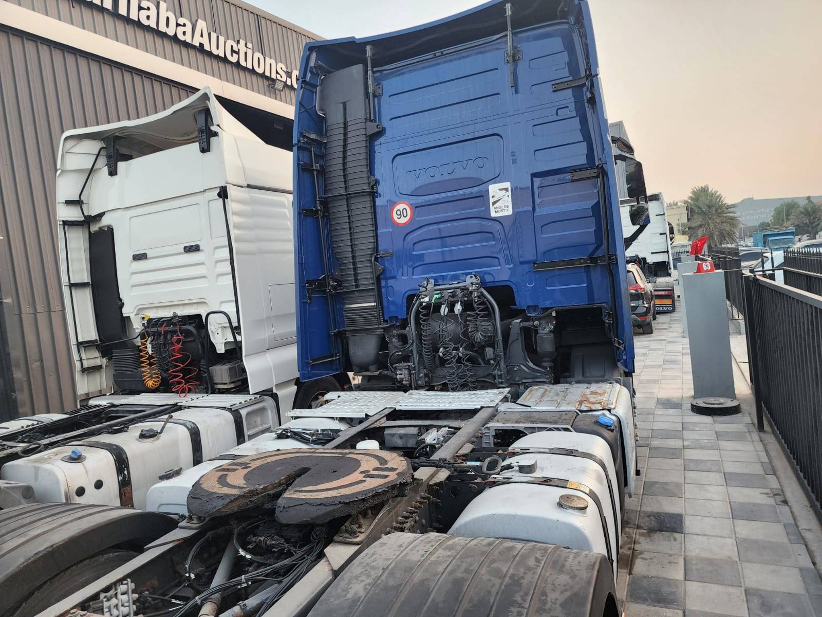 2015 VOLVO FH-Series — 925877 KM — Lot 42960 — Al Quoz - Marhaba Auctions Used Cars - Image 4