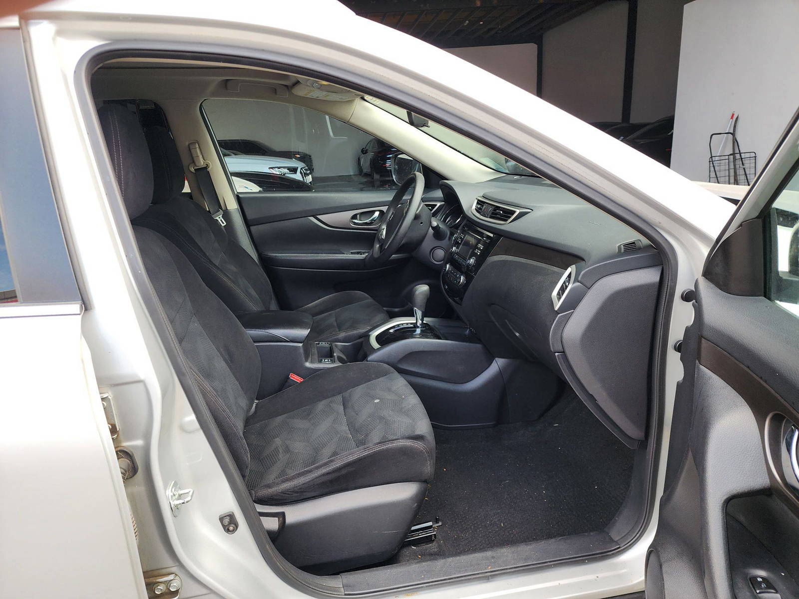 2014 NISSAN ROGUE — 161375 KM — Lot 776427 — Al Quoz - Marhaba Auctions Used Cars - Image 8