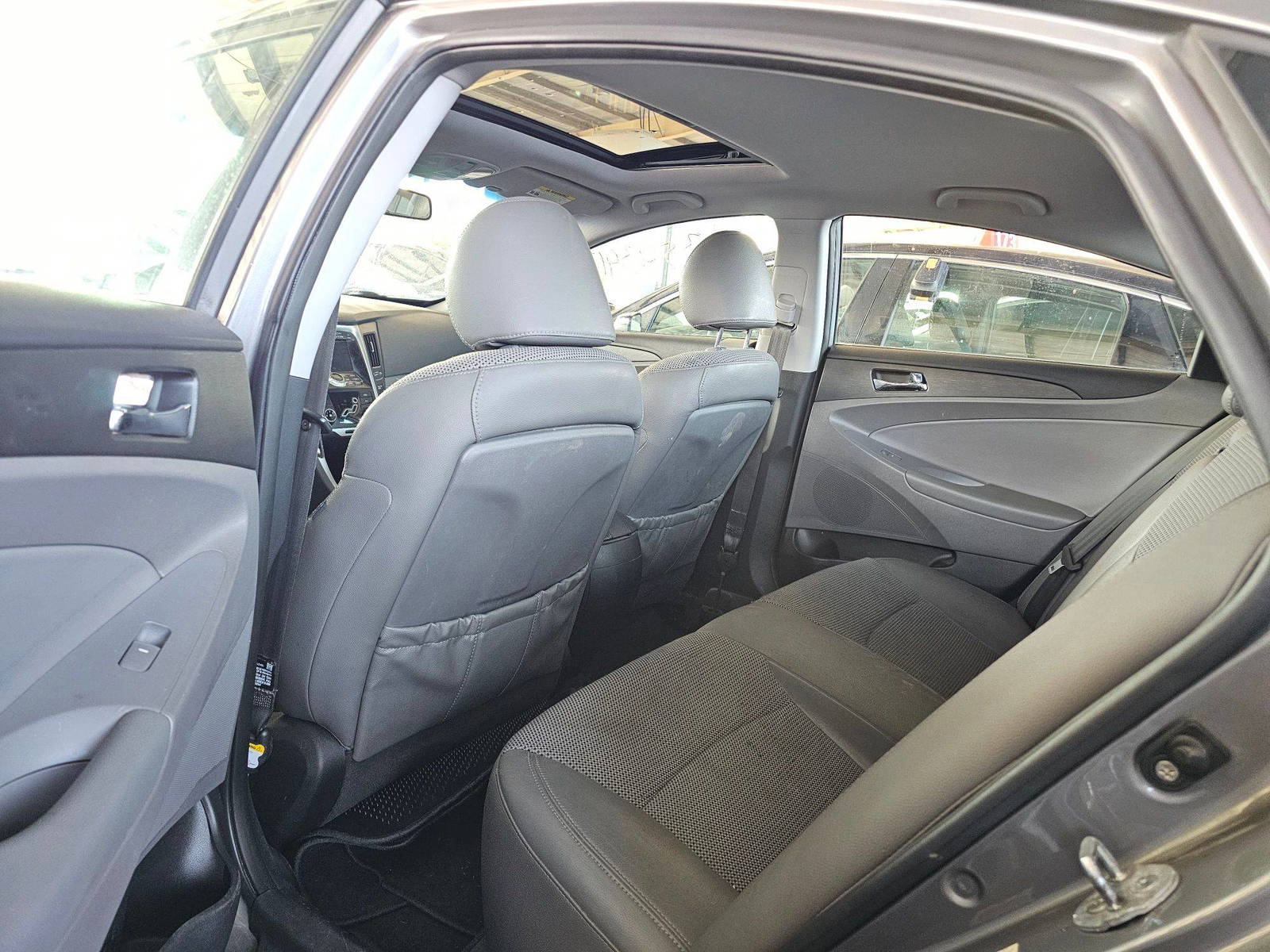 2011 HYUNDAI SONATA — 171080 Miles — Lot BH061011 — Souq - Marhaba Auctions Used Cars - Image 5