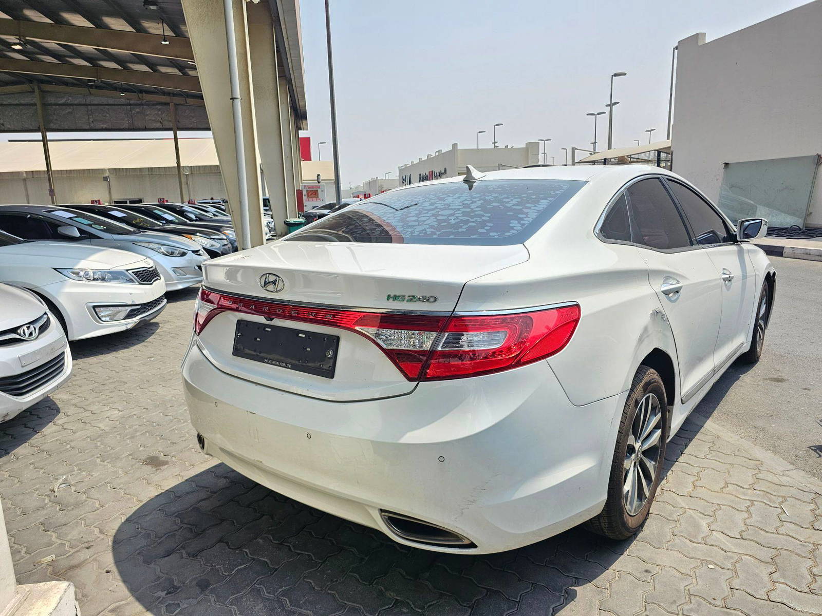 2011 HYUNDAI GRANDEUR — 164680 KM — Lot 068459 — Souq - Marhaba Auctions Used Cars - Image 3