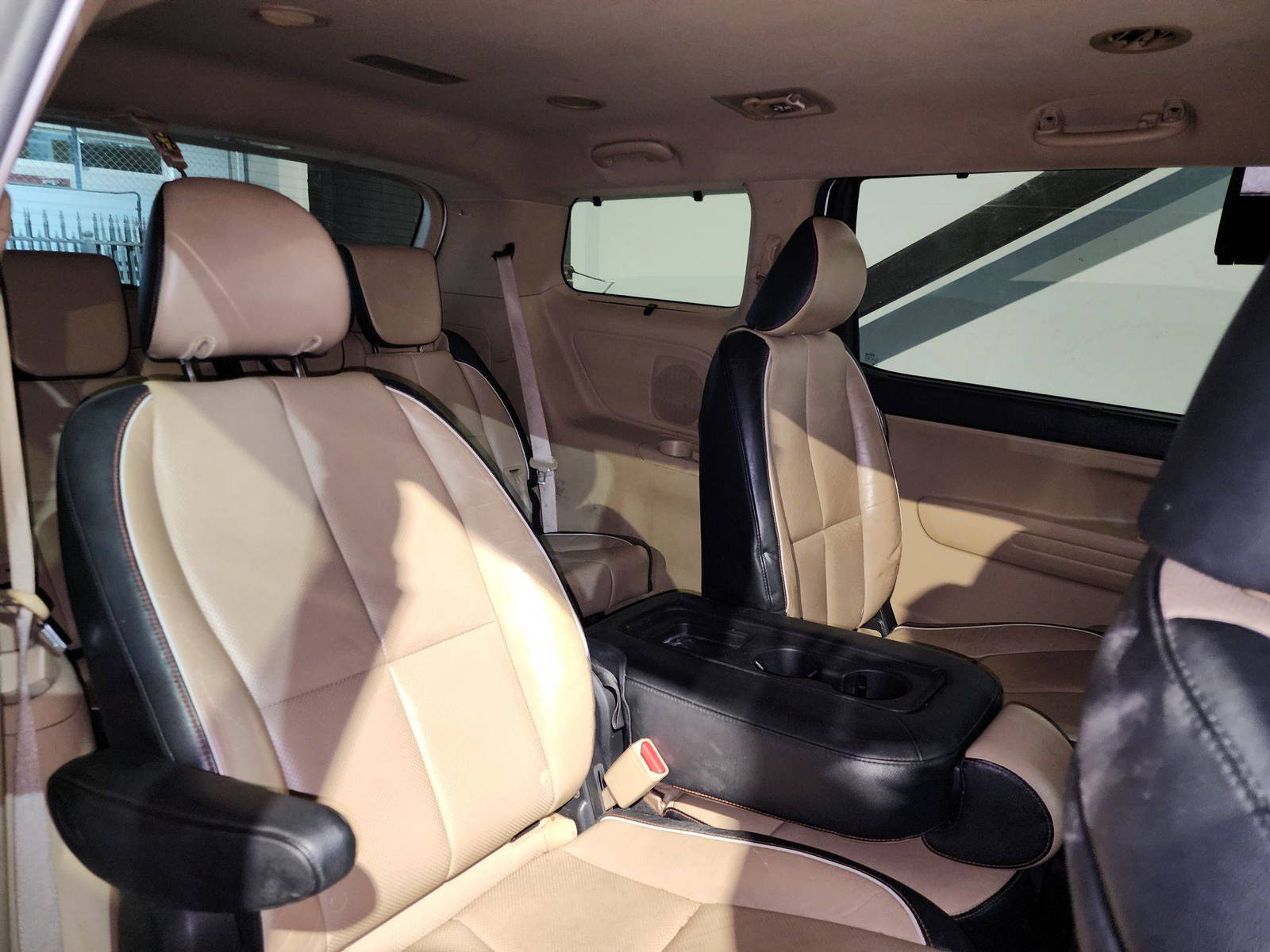 2017 KIA SEDONA — 134414 Miles — Lot 25943 — Al Quoz - Marhaba Auctions Used Cars - Image 6