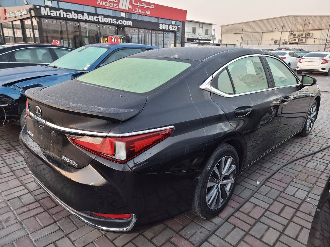 2019 LEXUS ES 300H — 76382 KM — Lot 124587 — Ind. 12 - Marhaba Auctions Used Cars - Image 4
