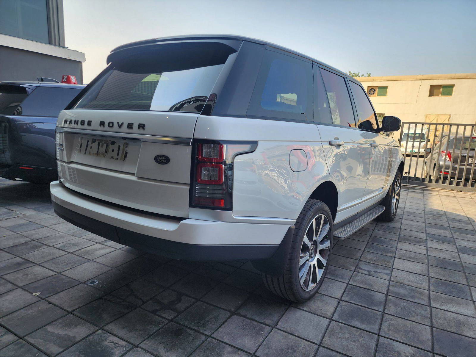 2014 LAND ROVER RANGE ROVER VOGUE — 246794 KM — Lot 130937 — Al Quoz - Marhaba Auctions Used Cars - Image 5